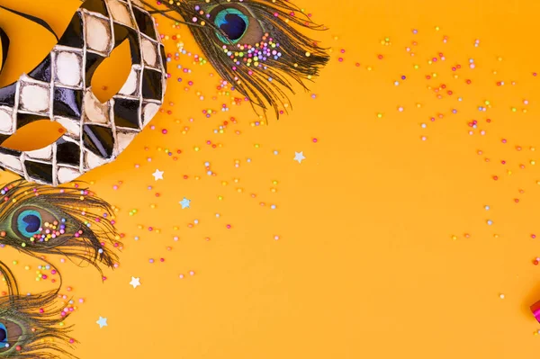 Карнавальна Маска Жовтому Тлі Декор Традиційного Італійського Свята Копіюю Простір — стокове фото