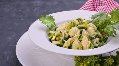 orecchiette alla pugliese, ev yapımı İtalyan makarnası. Şalgam üstlü bir bürokrat. Güney İtalya 'nın geleneksel yemekleri, beyaz arka planda. Boşluğu kopyala