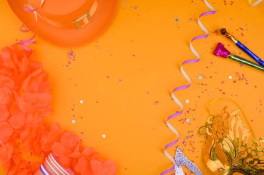 Hollanda 'da Krallar Günü' nün geleneksel kutlaması için dekor. Sarı arka planda karnaval dekorasyonları. Yazı yazmak için bedava bir yer. Düz yatıyordu.