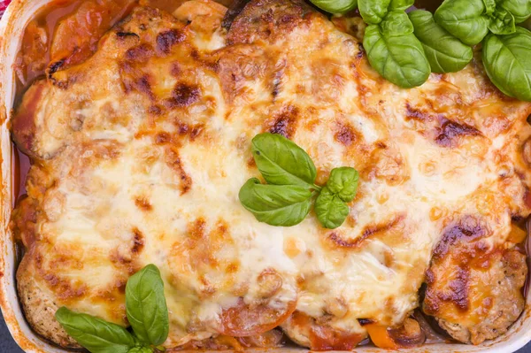 Sane lasagne di zucchine bolognese in una teglia da forno Cucina tradizionale italiana al forno con mozzarella, parmigiano, basilico e verdure. Ricevuto. Sopra — Foto Stock