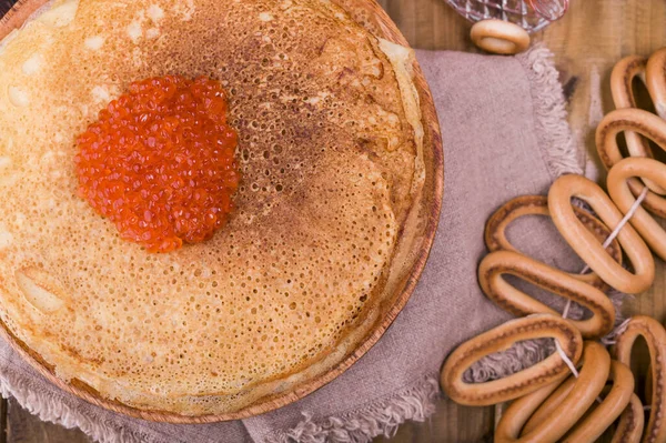 Shrovetide Maslenitsa Semana refeição festival. Pilha de panquecas russas com caviar vermelho. Estilo rústico, espaço livre para texto. Espaço de cópia — Fotografia de Stock