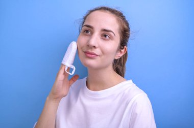 Yüz temizleme için çevre dostu pamuk eldivenler. Doğal bakım ürünleri. Kız makyajı modern süngerlerle temizliyor. Boşluğu kopyala.