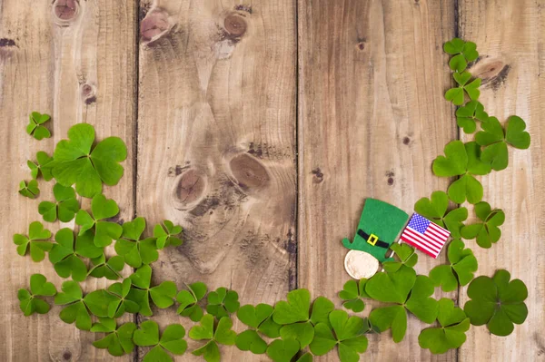 Día de San Patricio. Decoración y elementos de celebración sobre fondo de madera. Espacio libre para texto. Copiar espacio —  Fotos de Stock