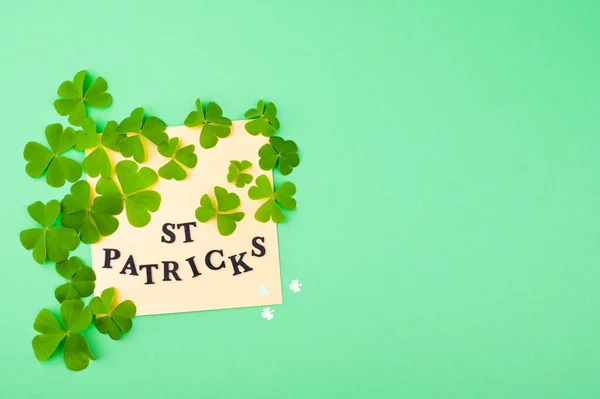 Día de San Patricio. Decoración y elementos de celebración sobre un fondo verde. Espacio libre para texto.. Copiar espacio —  Fotos de Stock