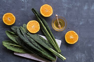 Bir demet kara lahana, İtalyan salatası, portakallı meyve püresi. Detoks beslenme ve vejetaryenlik. Metin için boş alan. Düz yatıyordu