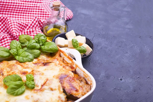 Zdravé cuketové lasagne s olivovým olejem. Pečená tradiční italská kuchyně s mozzarellou, parmezánem, bazalkou a zeleninou. Rozumím. Nad — Stock fotografie