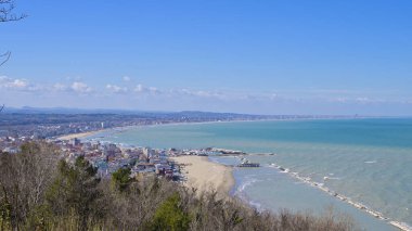 Denizin seti. Skyline, şehrin bir parçası, mavi gökyüzü ve deniz. Boşluğu kopyala
