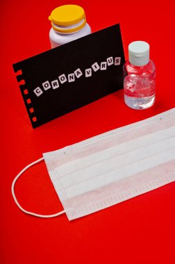 Kovid 2019 adlı roman Coronavirus hastalığı. Kağıt üzerinde solunum maskesi ve hapla birlikte. El yazısı metnine özen göster. Boşluğu kopyala 