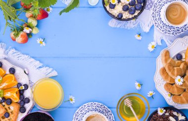 Coronavirus COVID-19 hastalığı 2020. Koruyucu maskeli oyuncak ayı, dünyada salgın hastalık kavramı. Arka planda küçük papatyalar. Uzayı kopyala Yukarıda..