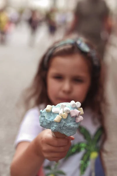 Mała Dziewczynka Jedząca Lody Zewnątrz Dziecko Trzyma Kolorowe Lody Rzekach — Zdjęcie stockowe