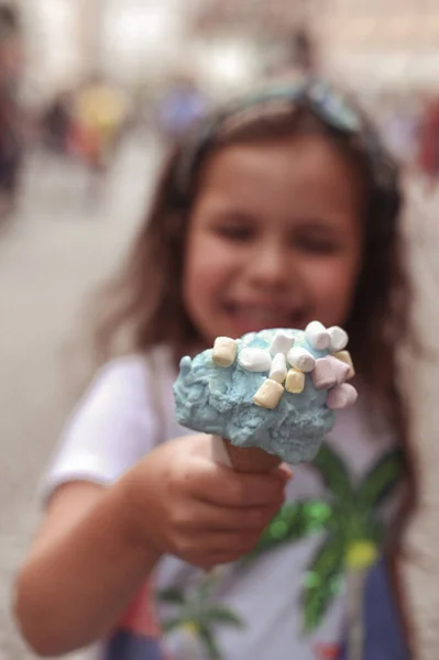 Mała Dziewczynka Jedząca Lody Zewnątrz Dziecko Trzyma Kolorowe Lody Rzekach — Zdjęcie stockowe