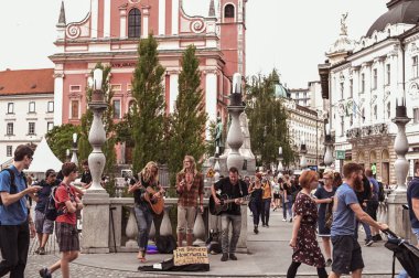 Slovenya, Ljubljana şehri, 15 Temmuz 2019. Tarihi merkezde sokak müzisyenleri