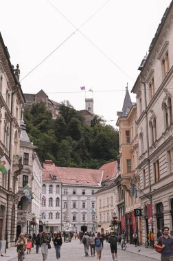 Slovenya, Ljubljana şehri, 15 Temmuz 2019. Mimarlık. Gündüz vakti tarihi sokaklar. Seyahat fotoğrafı. Metin için boş alan