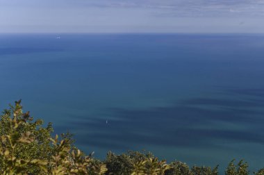 İtalya 'daki ulusal park. Rimini. Dağlardan deniz manzarası güzel bir manzara ve mavi gökyüzü.