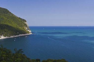 İtalya 'daki ulusal park. Rimini. Dağlardan deniz manzarası güzel bir manzara ve mavi gökyüzü.