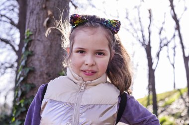 Küçük tatlı kız dışarıda. Açık alanda bir çocuk. Olumlu duygular, mutlu çocukluk kavramı. Yumuşak odak .