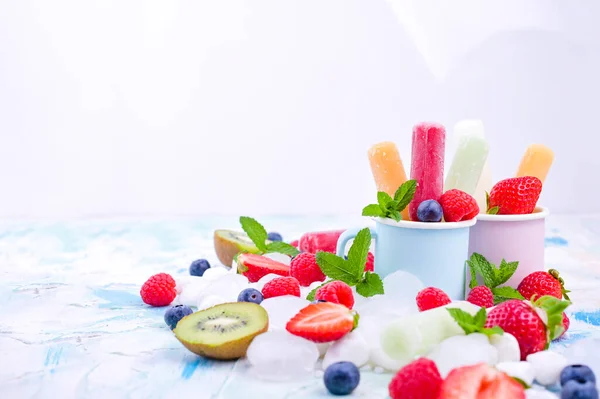 Gesundes Ganzfrucht Eis Mit Beeren Kiwi Erdbeeren Auf Hellem Hintergrund — Stockfoto