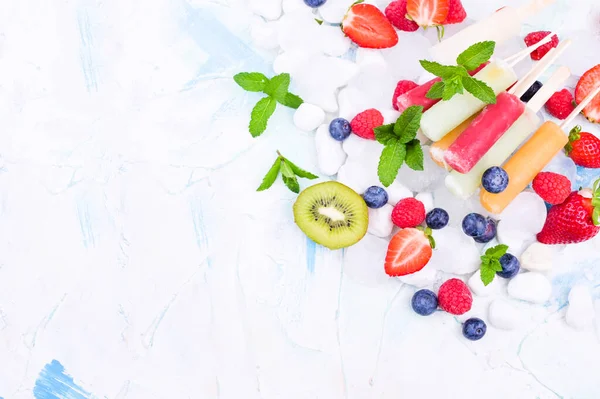 Paletas Fresa Caseras Con Hielo Bayas Variadas Menta Concepto Alimentación —  Fotos de Stock