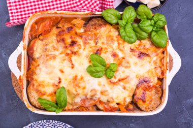 Zeytinyağlı pişirme kabağında sağlıklı kabaklı lazanya bolonez. Fırın, mozarella, parmesan, fesleğen ve sebzeli geleneksel İtalyan mutfağı pişirdi. Uzayı kopyala Yukarıda.
