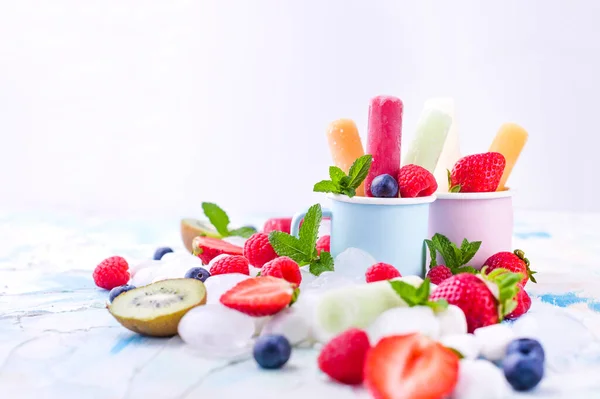 Hausgemachtes Erdbeereis Mit Eis Verschiedenen Beeren Und Minze Sommergesundes Ernährungskonzept — Stockfoto