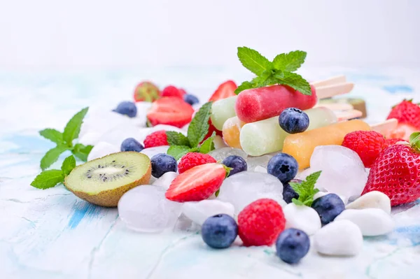 Hausgemachtes Erdbeereis Mit Eis Verschiedenen Beeren Und Minze Sommergesundes Ernährungskonzept — Stockfoto