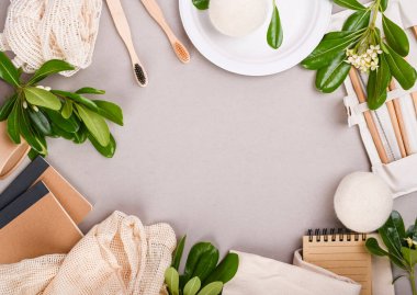 Eko kağıt sofra takımı. Yiyecek, ambalaj için bir kutu kağıt, diş fırçası, tabak, çatal, bıçak, gri arka planda meyveli ekolojik çanta. Dünya plastikten arınmış. Geri dönüşüm konsepti çevre dostu . 