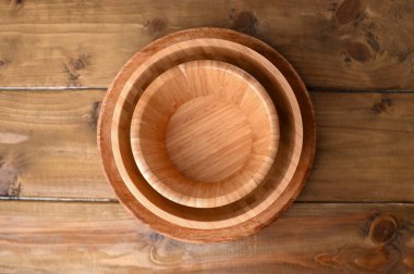 Bambu tabakları, ahşap tabaklar. Çevre dostu seçim ve doğa dostu. Plastiksiz ve temiz bir gezegen kavramı. Metin için boş alan. Yukarıdan. Boşluğu kopyala.