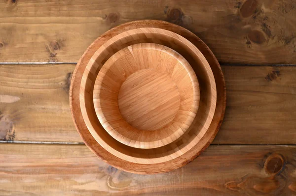 Bamboo dishes, wooden dishes. Eco-friendly choice and nature friendly. The concept of a world without plastic and a clean planet. Free space for text. Above. Copy space. — Stock Photo, Image