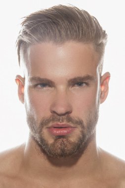 Kas gücü, beyaz izole yazı tipi arka planında kot pantolonlu, güzel, soyulmuş erkek model.