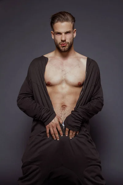 Músculo Fuerte Hermoso Modelo Masculino Despojado Con Ropa Interior Negra — Foto de Stock