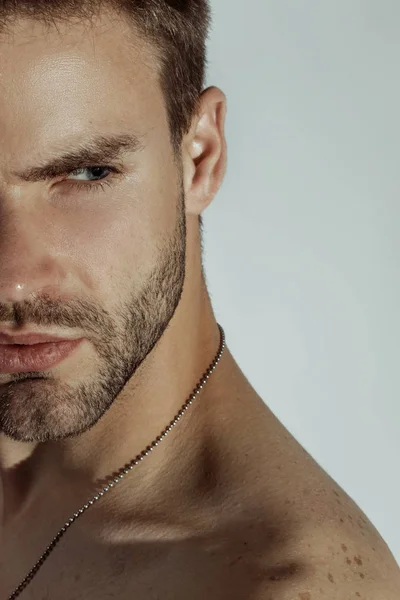 Músculo Fuerte Hermoso Modelo Masculino Despojado Con Ropa Interior Negra —  Fotos de Stock