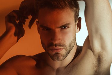 Yakışıklı seksi erkek portresi, beyaz iç çamaşırı ve izole edilmiş beyaz arka plan ve gölgeler.