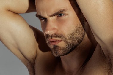 Yakışıklı seksi erkek portresi, beyaz iç çamaşırı ve izole edilmiş beyaz arka plan ve gölgeler.