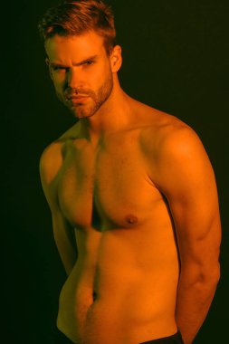 Siyah iç çamaşırlı güçlü kaslı erkek model siyah izole yazı tipi arka planında renkli ışık