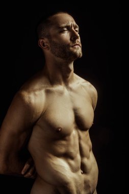 Siyah izole font arka planda beyaz iç çamaşırlı güçlü kaslı erkek model.
