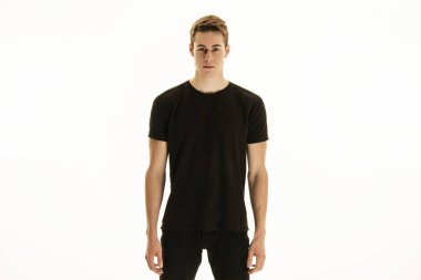 Kas gücü, kot pantolon ve siyah tişörtlü, gri izole font arka planda kemerli güzel erkek manken.