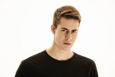 Kas gücü, kot pantolon ve siyah tişörtlü, gri izole font arka planda kemerli güzel erkek manken.