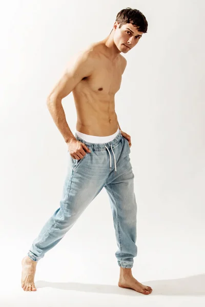 Músculo Forte Bonito Despojado Modelo Masculino Jeans Jeans Jeans Branco — Fotografia de Stock