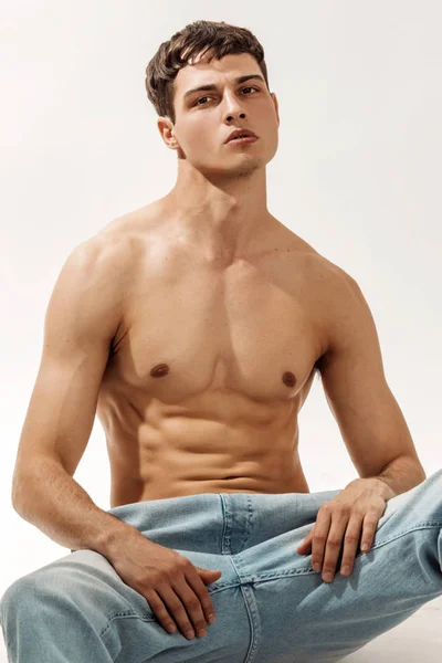 Μύες Ισχυρό Όμορφο Απογυμνωμένο Αρσενικό Μοντέλο Τζιν Τζιν Λευκό Απομονωμένο — Φωτογραφία Αρχείου