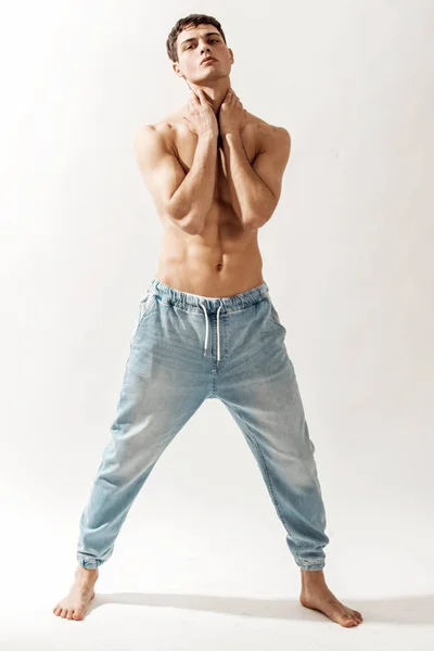 Músculo Forte Bonito Despojado Modelo Masculino Jeans Jeans Jeans Branco — Fotografia de Stock