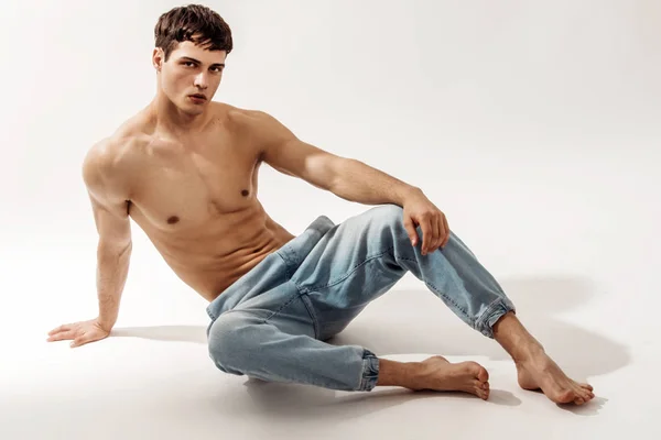 Muscle Stark Vacker Strippad Manlig Modell Jeans Denim Vit Isolerad — Stockfoto