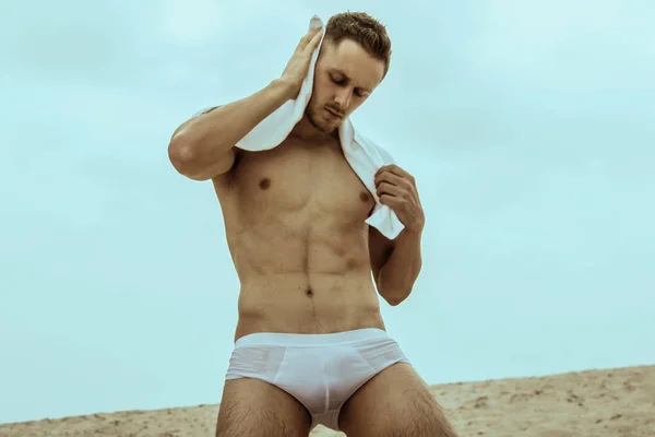 Сильне Обличчя Чоловічої Моделі Роздягнений Природі Піском Водою Пляжі Заході — стокове фото