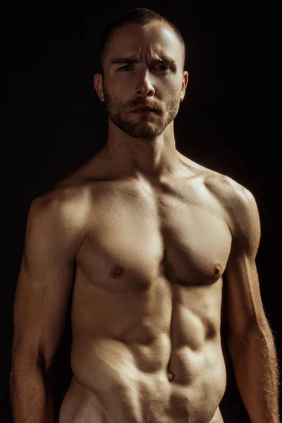Modelo Masculino Muscular Despojado Fuerte Ropa Interior Blanca Sobre Fondo —  Fotos de Stock