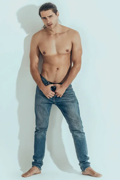 Músculo Fuerte Hermoso Modelo Masculino Despojado Vaqueros Sobre Fondo Fuente —  Fotos de Stock