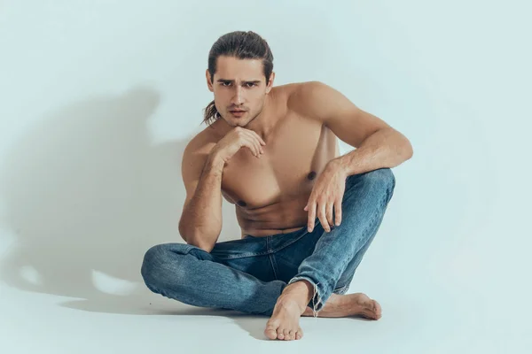 マッスル強い美しいです裸の男性モデルでデニムジーンズ上の白い隔離されたフォントの背景で影 — ストック写真