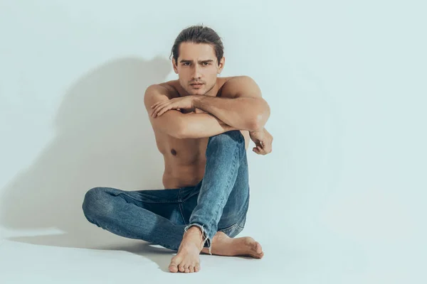 Músculo Fuerte Hermoso Modelo Masculino Despojado Vaqueros Sobre Fondo Fuente —  Fotos de Stock