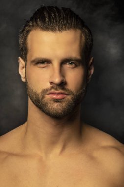 Yakışıklı seksi erkek portresi kozmetik için ve izole edilmiş siyah arka planda zindelik için.