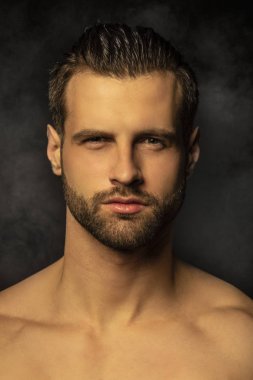 Yakışıklı seksi erkek portresi kozmetik için ve izole edilmiş siyah arka planda zindelik için.