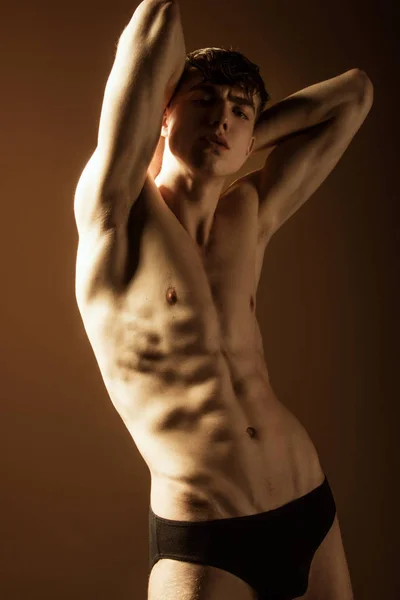 黑色孤立字体背景上的肌肉粗壮而美丽的脱衣男模肖像 — 图库照片