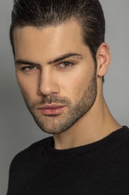 Kas gücü, siyah pijamalı güzel erkek model ve gri izole yazı tipi arka planda siyah pantolon.